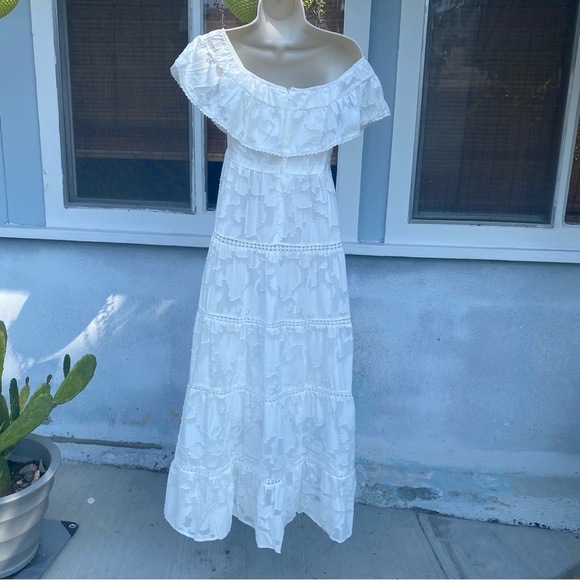 NWT WHITE OFF-THE-SHOULDER RUFFLED LACE MAXI DRESS Medium - Picture 12 of 17